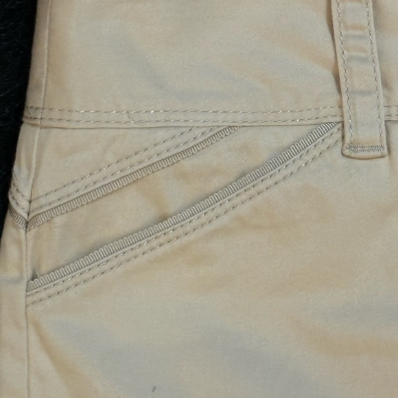 White House Black Market khaki shorts, size 6, pre-owned - Picture 4 of 5